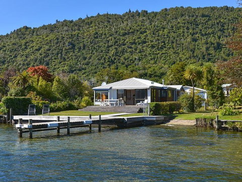 Lakefront Escape - Tourism Bookings NZ 0