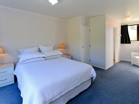 Lakefront Escape - Tourism Bookings NZ 2