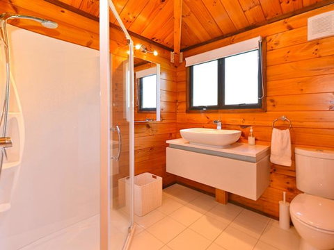 Lakefront Escape - Tourism Bookings NZ 3