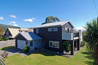 Zodiac Bay lake Retreat