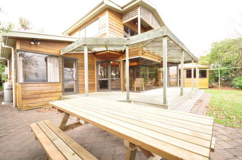 Lake Side Family Retreat - Tourism Bookings NZ 0