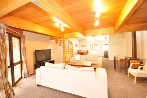 Lake Side Family Retreat - Tourism Bookings NZ 1