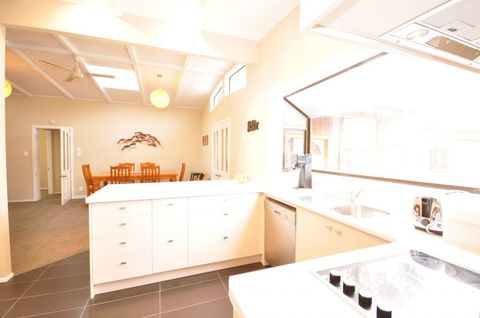 Lake Side Family Retreat - Tourism Bookings NZ 2