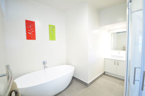 Lake Side Family Retreat - Tourism Bookings NZ 3