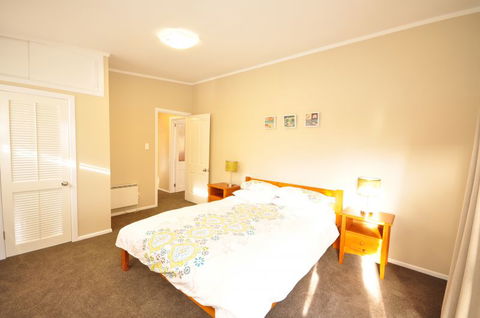 Lake Side Family Retreat - Tourism Bookings NZ 4