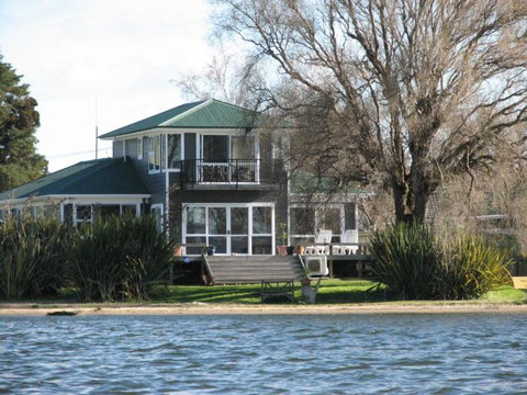 Shula's Lake House - Tourism Bookings NZ 0