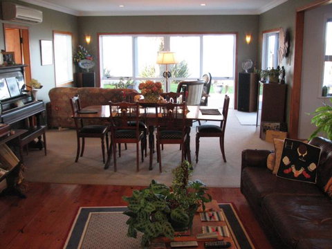 Shula's Lake House - Tourism Bookings NZ 1