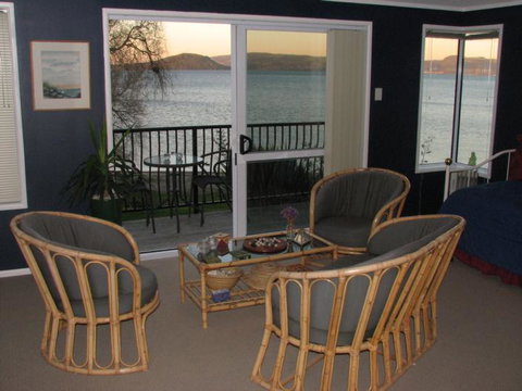 Shula's Lake House - Tourism Bookings NZ 3