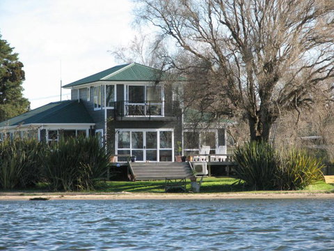Shula's Lake House - Tourism Bookings NZ 5