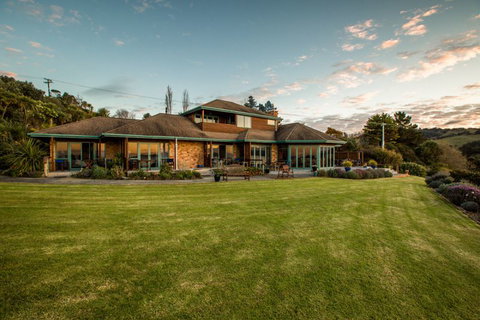  Kuaotunu Bay Lodge - Tourism Bookings NZ 1