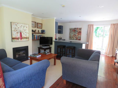 Bird Gardens Cottage - Tourism Bookings NZ 1