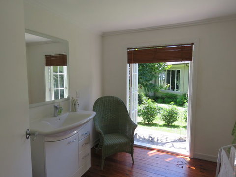 Bird Gardens Cottage - Tourism Bookings NZ 6