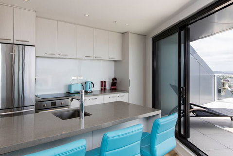 Penthouse Views - Auckland Holiday Apartment - Tourism Bookings NZ 4