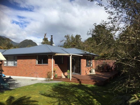 Six Kamahi Guest House & Studio - Tourism Bookings NZ 1