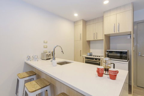 SKY TOWER Just NEXT DOOR , Modern Cosy & Stylish - Tourism Bookings NZ 3