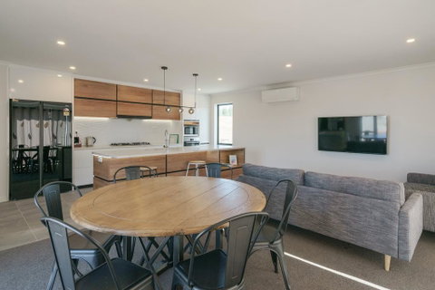 Snowy Peak Apartment - Tourism Bookings NZ 3