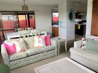 Sunny, Stylish & 2 Minutes From The Beach