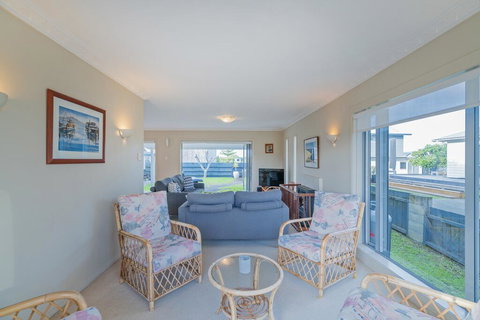 Sunshine Retreat - Pauanui Holiday Home - Tourism Bookings NZ 1