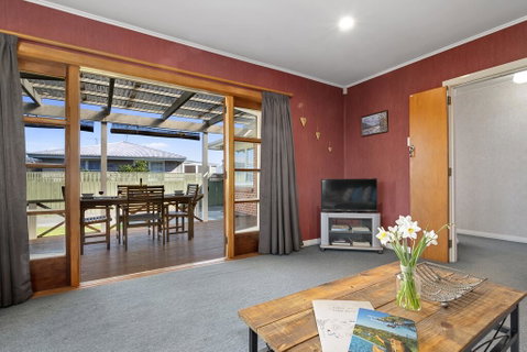The Red House - Blenheim Holiday Home - Tourism Bookings NZ 1