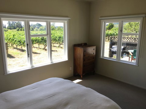 Tuki Vineyard Cottage - Tourism Bookings NZ 3