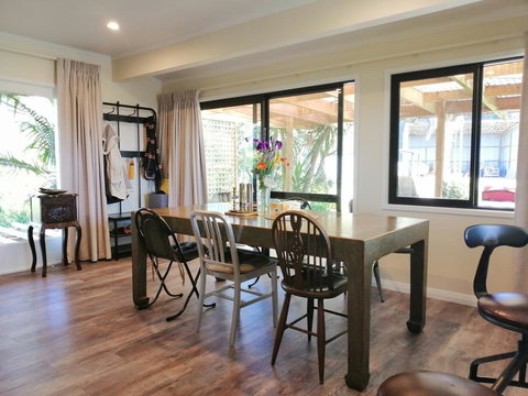 The Happy Local  Vineyard View House Free Bikes - Tourism Bookings NZ 3