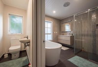 2 Rooms Share Bathroom