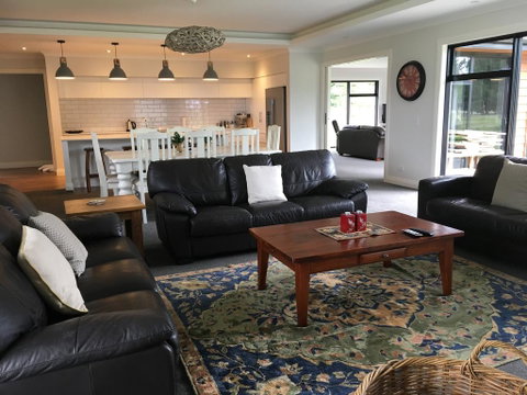 4 Bedroom On North West Arch - Free Wifi - Tourism Bookings NZ 1