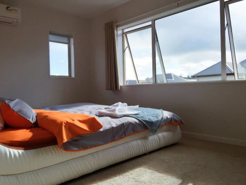 A Comfortable 5-Bedrooms House - Tourism Bookings NZ 1
