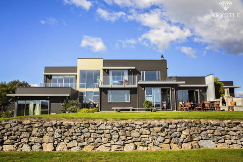 Appleby House & Rabbit Island Huts - Tourism Bookings NZ 1