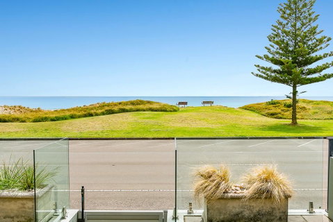 Beachfront Location - Tourism Bookings NZ 0
