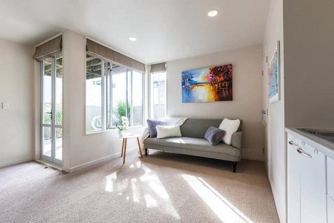 Beachside Escape 1 Bedroom Guest Suite - Tourism Bookings NZ 0