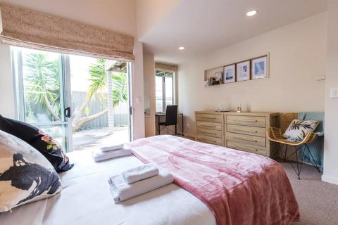 Beachside Escape 1 Bedroom Guest Suite - Tourism Bookings NZ 3