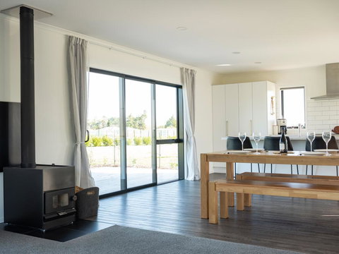 Bellerby Cottage - Maraekakaho Holiday Home - Tourism Bookings NZ 2