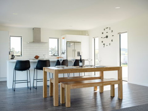 Bellerby Cottage - Maraekakaho Holiday Home - Tourism Bookings NZ 1