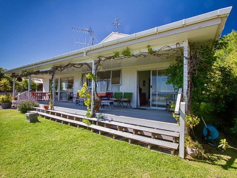 Breachmor - Tauranga Taupo Lakefront Holiday Home - Tourism Bookings NZ 2