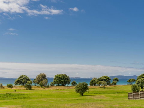 Coastal Pearl - Matarangi Holiday Home - Tourism Bookings NZ 1