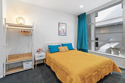 Colourful Central Studio With Kitchenette And Laundry