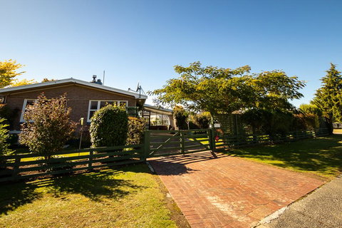 Copper Trout Cottage - Te Anau Bach - Tourism Bookings NZ 2