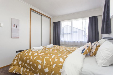 FAMILY FRIENDLY IN FITZROY - LARGE HOLIDAY HOUSE - Tourism Bookings NZ 3