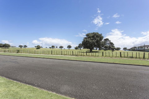 FAMILY FRIENDLY IN FITZROY - LARGE HOLIDAY HOUSE - Tourism Bookings NZ 1