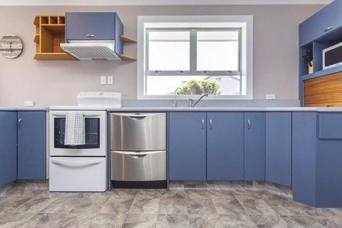 FAMILY FRIENDLY IN FITZROY - LARGE HOLIDAY HOUSE - Tourism Bookings NZ 2