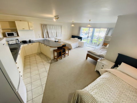 Family Room Private Entrance And Bathroom Kitchen101 - Tourism Bookings NZ 3