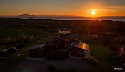 Idyllic Ocean Front Beach House - Waikawa Beach