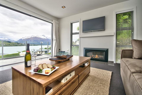 Lake Views On De La Mare - Queenstown Holiday Apartment - Tourism Bookings NZ 0
