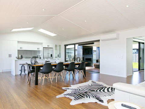 Lakeside Estate - Rainbow Point Holiday Home - Tourism Bookings NZ 3