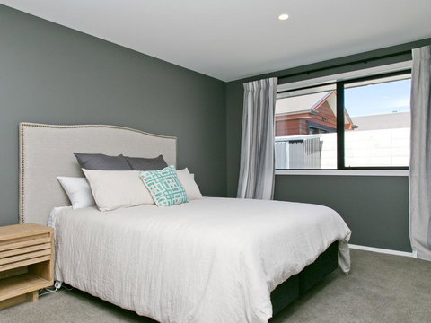 Lakeside Estate - Rainbow Point Holiday Home - Tourism Bookings NZ 1