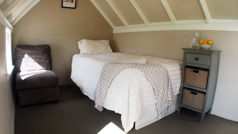 Lemon Tree Cabin - Tourism Bookings NZ 2