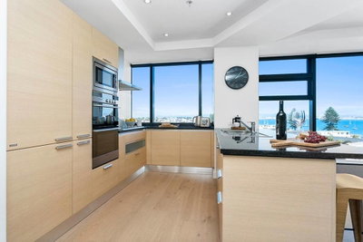 Luxury Ocean & Harbour Views - Heated Pool, Main Beach & Gym