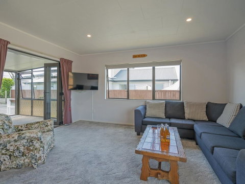Midtown Bach - Whangamata Holiday Home - Tourism Bookings NZ 3