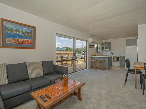 Midtown Bach - Whangamata Holiday Home - Tourism Bookings NZ 1